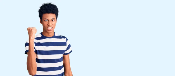 Νεαρός Αφροαμερικάνος Που Φοράει Καθημερινά Ρούχα Θυμωμένος Και Θυμωμένος Υψώνοντας — Φωτογραφία Αρχείου