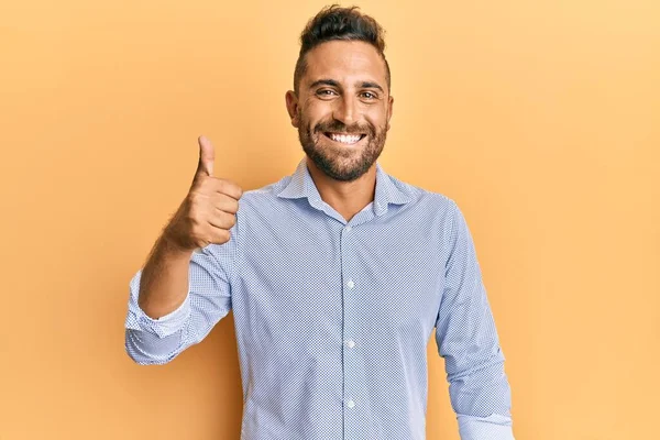 Hombre Guapo Con Barba Vistiendo Ropa Casual Sonriendo Feliz Positivo — Foto de Stock