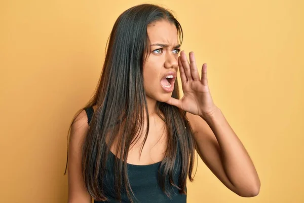 Beautiful Hispanic Woman Wearing Casual Clothes Shouting Screaming Loud Side — Stock Photo, Image
