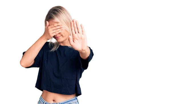 Ung Vacker Blond Kvinna Bär Casual Shirt Täcker Ögon Med — Stockfoto