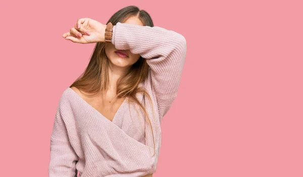 Schöne Blonde Frau Lässigem Rosafarbenem Winterpullover Der Die Augen Mit — Stockfoto