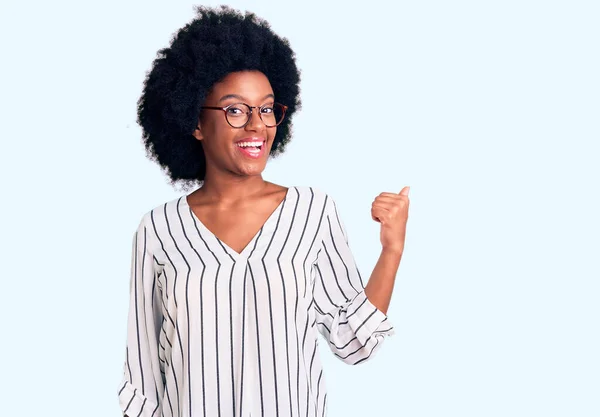 Młoda Afroamerykanka Luźnych Ciuchach Okularach Uśmiechnięta Szczęśliwą Twarzą Kciukiem Górze — Zdjęcie stockowe