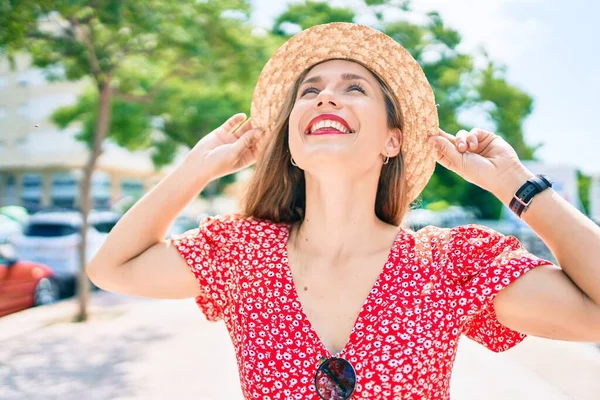 Junge Blonde Frau Urlaub Lächelt Glücklich Fuß Auf Der Straße — Stockfoto