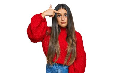 Alnındaki sivilceden mutsuz olduğunu gösteren günlük kıyafetler giyen güzel İspanyol kadın, siyah başlıklı çirkin enfeksiyon. sivilce ve deri problemi 