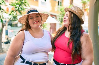 İki kilolu şişman kız kardeş. Açık havada sarılan ikiz kadınlar.