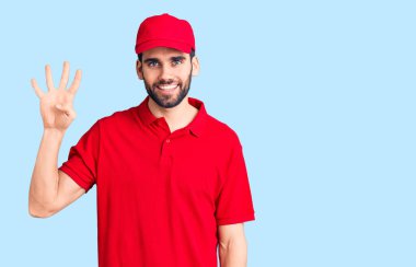 Sakallı, teslimat üniforması giyen, dört numaralı parmaklarıyla işaret eden, kendinden emin ve mutlu gülümseyen genç yakışıklı adam.. 