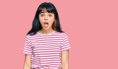 Gündelik kıyafetler giyen genç İspanyol kız şaşkınlık ve şaşkınlık dolu bir ifade, korku ve heyecanlı bir yüz ifadesiyle şoka girdi.. 