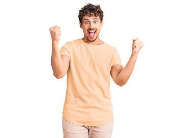 Kıvırcık saçlı, sıradan giyinmiş, gururlu, zaferi kutlayan ve kollarını kaldırarak heyecanlanan genç ve yakışıklı bir adam. 