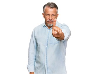 Orta yaşlı, gri saçlı, günlük kıyafetler giyen, parmağını kaldırmış, kızgın bir ifade takınan, hiç hareket göstermeyen bir adam. 