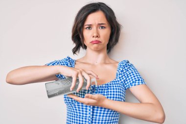 Genç ve güzel bir kadın el dezenfektanı jeli kullanıyor. Depresyonda ve endişe içinde. Kızgın ve korkmuş bir şekilde ağlıyor. hüzünlü ifade. 