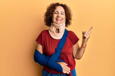 Güzel orta yaşlı olgun bir kadın boyun tasması takıyor ve kol askıda gülümsüyor. 