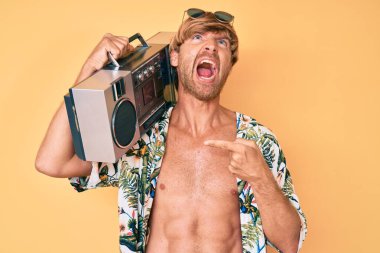 Yaz tarzı giyinmiş genç bir adam elinde teyp ile öfkeli ve öfkeli çığlıklar atıyor. Öfkeyle bağırıyor, yukarı bakıyor.. 