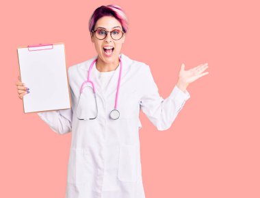 Pembe saçlı, doktor steteskobu takan genç ve güzel bir kadın. Elinde bir pano var. Tıbbi raporla zaferi kutluyor. 