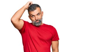 Sıradan kıyafetler giyen orta yaşlı yakışıklı bir adam soru sormayı ve kafa karıştırmayı sever. Şüpheyle kararsız, kafa kafaya düşünerek. Düşünceli kavram. 