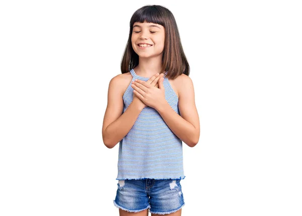 Menina Com Estrondo Vestindo Roupas Casuais Sorrindo Com Mãos Peito — Fotografia de Stock