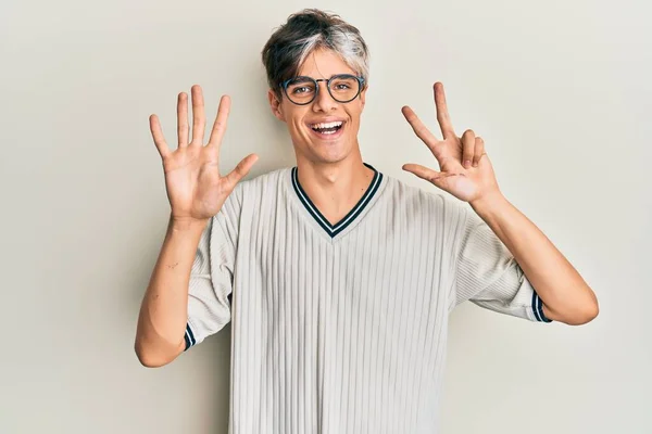 Mladý Hispánec Nosí Ležérní Oblečení Brýle Ukazující Ukazující Nahoru Prsty — Stock fotografie