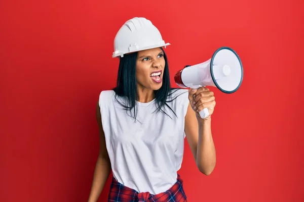 Молода Жінка Афроамериканка Яка Кричить Використанням Мегафону Над Ізольованим Червоним — стокове фото