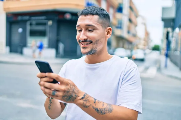 Giovane Uomo Ispanico Sorridente Felice Utilizzando Smartphone Strada Della Città — Foto Stock