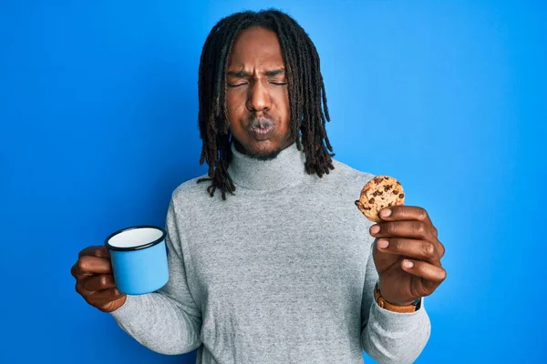 Hombre Afroamericano Con Trenzas Bebiendo Una Taza Café Galletas Hinchando — Foto de Stock