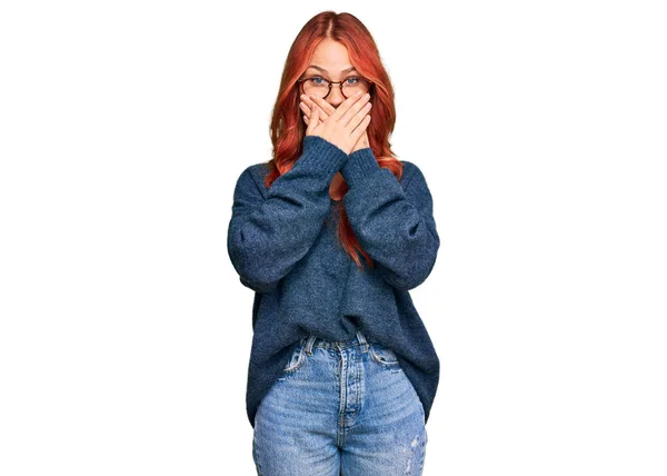 年轻的红头发女人穿着休闲装 戴着眼镜 用手捂住嘴 对自己的错误感到震惊 秘密概念 — 图库照片