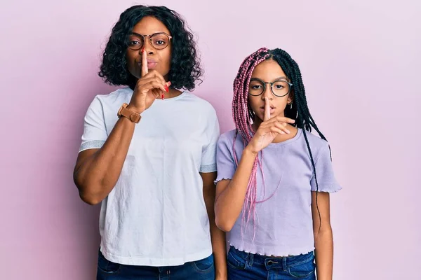 Bela Mãe Filha Afro Americana Vestindo Roupas Casuais Óculos Pedindo — Fotografia de Stock