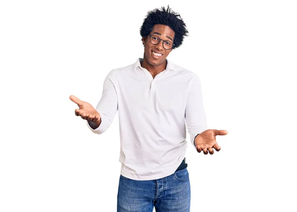 Snygg Afrikansk Amerikansk Man Med Afro Hår Bär Casual Kläder — Stockfoto