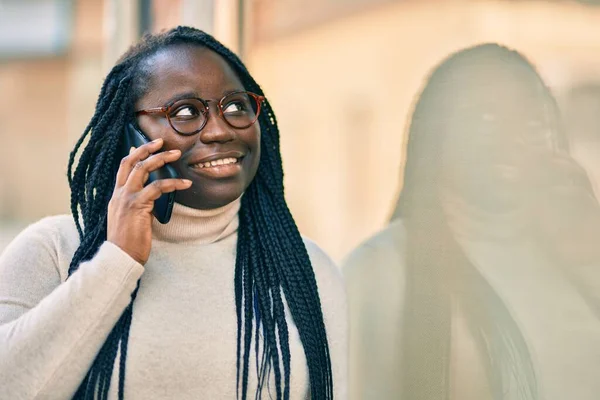 Mladá Africká Americká Žena Mluví Smartphone Městě — Stock fotografie