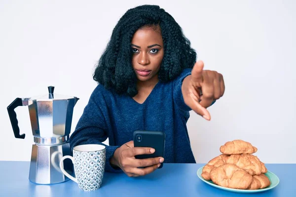 Belle Femme Africaine Prenant Petit Déjeuner Aide Smartphone Pointant Doigt — Photo