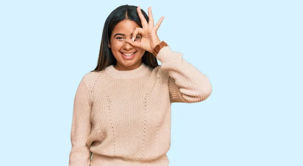 Junges Lateinisches Mädchen Wollenen Winterpullover Macht Geste Mit Lächelnder Hand — Stockfoto
