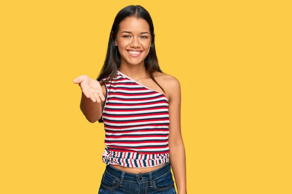 Hermosa Mujer Hispana Vistiendo Ropa Casual Sonriente Amistosa Ofreciendo Apretón —  Fotos de Stock