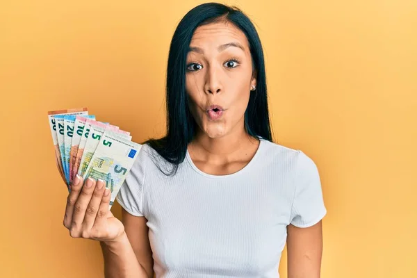Красивая Латиноамериканка Держащая Руках Банкноты Евро Испуганная Изумленная Открытыми Ртами — стоковое фото