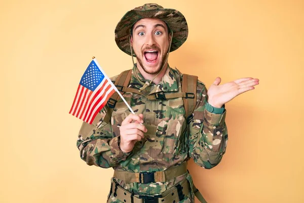 Jovem Caucasiano Vestindo Uniforme Exército Camuflagem Segurando Bandeira Dos Eua — Fotografia de Stock