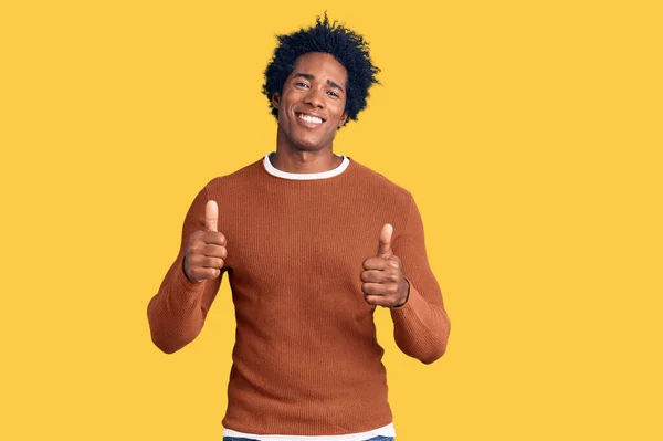 Schöner Afrikanisch Amerikanischer Mann Mit Afro Haaren Lässig Gekleidet Und — Stockfoto