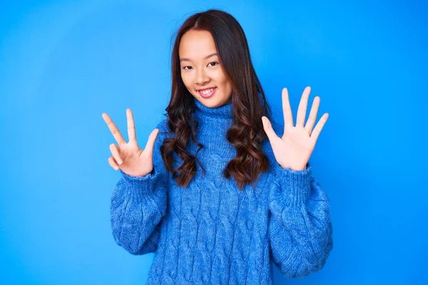 Jong Mooi Chinees Meisje Dragen Casual Winter Trui Tonen Wijzen — Stockfoto
