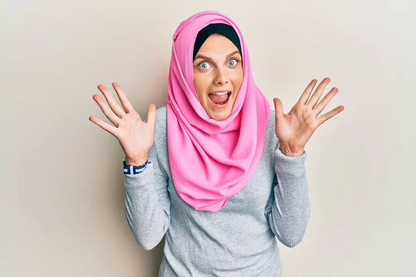 Joven Mujer Caucásica Vestida Con Tradicional Bufanda Islámica Hiyab Celebrando —  Fotos de Stock