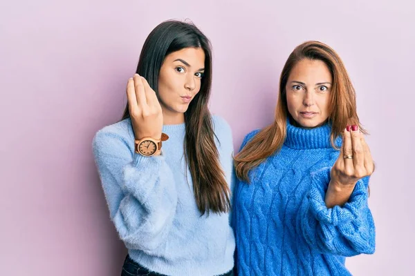 Hispanic Familj Mor Och Dotter Bär Ull Vinter Tröja Gör — Stockfoto