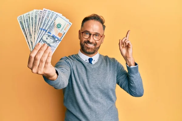 Bonito Homem Meia Idade Segurando Dólares Sorrindo Feliz Apontando Com — Fotografia de Stock