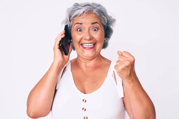 Sénior Hispânico Grisalho Mulher Cabelos Brancos Ter Conversa Falando Smartphone — Fotografia de Stock