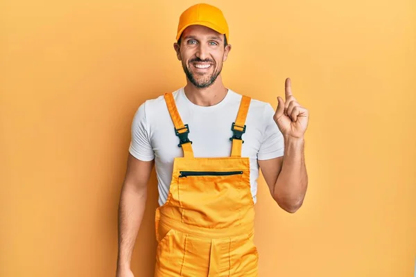 Ung Stilig Man Bär Handyman Uniform Över Gul Bakgrund Med — Stockfoto