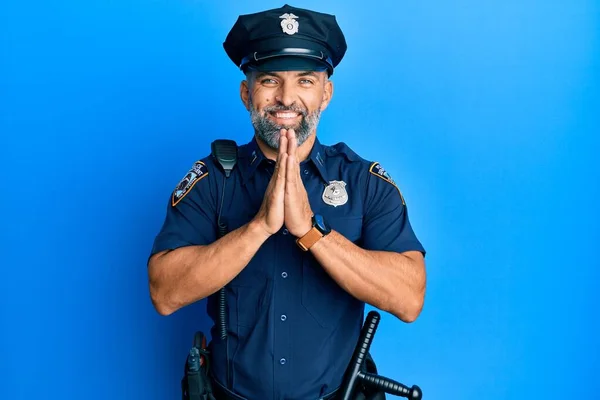 Homem Bonito Meia Idade Vestindo Uniforme Policial Orando Com Mãos — Fotografia de Stock
