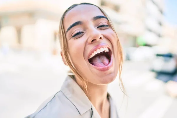 Jovem Bela Loira Caucasiana Mulher Sorrindo Feliz Livre Dia Ensolarado — Fotografia de Stock