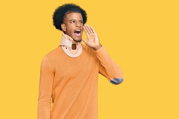 African American Man Afro Hair Wearing Cervical Neck Collar Shouting — Stock Photo, Image