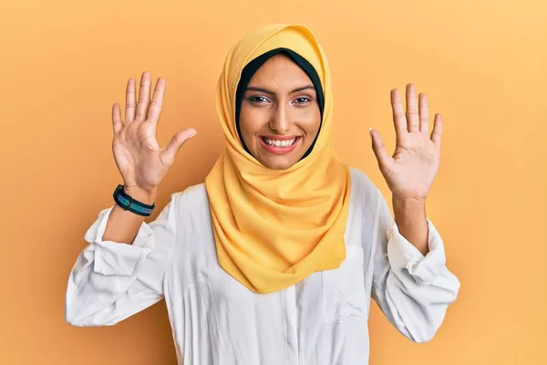 Junge Brünette Arabische Frau Trägt Einen Traditionellen Islamischen Hijab Schal — Stockfoto