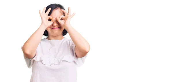 Femme Brune Avec Syndrome Duvet Portant Shirt Blanc Décontracté Faisant — Photo