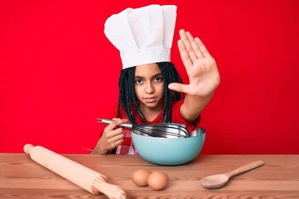 Niña Joven Afroamericana Con Trenzas Cocinando Usando Batidor Panadero Con —  Fotos de Stock