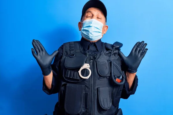 Mannelijke Senior Politieman Met Medisch Gezichtsmasker — Stockfoto