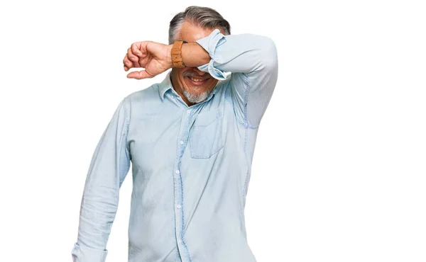Grauhaariger Mann Mittleren Alters Lässiger Kleidung Der Die Augen Mit — Stockfoto