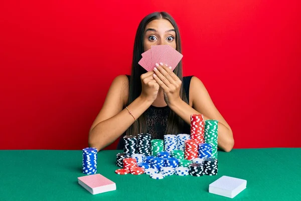 Jovem Hispânica Jogando Poker Cobrindo Rosto Com Cartões Soprando Bochechas — Fotografia de Stock