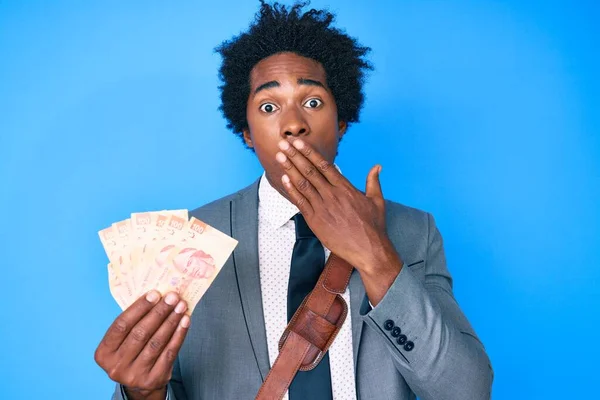 Hombre Afroamericano Guapo Con Cabello Afro Sosteniendo Pesos Mexicanos Cubriendo — Foto de Stock