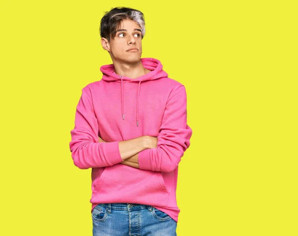 Jonge Spaanse Man Draagt Casual Roze Sweatshirt Glimlachend Naar Zijkant — Stockfoto